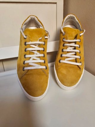 Zapatillas Clarks,mostaza y Blancas.