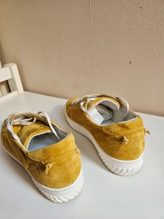Zapatillas Clarks,mostaza y Blancas.