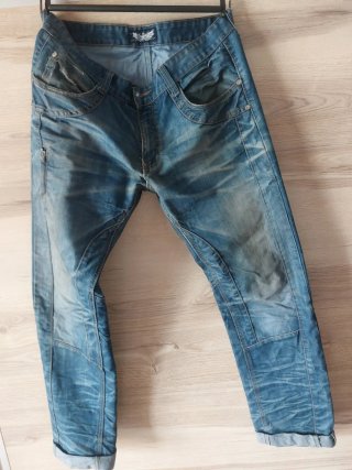 Pantalónes vaqueros y fino.