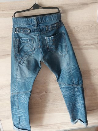 Pantalónes vaqueros y fino.
