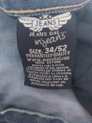 Pantalónes vaqueros y fino.