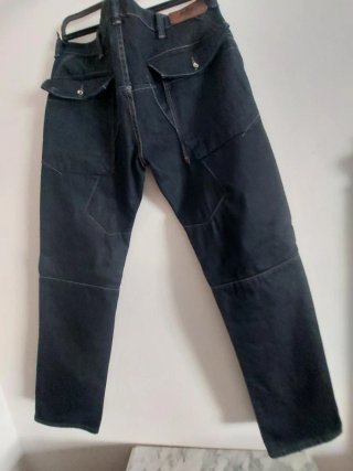 Pantalónes vaqueros y fino.