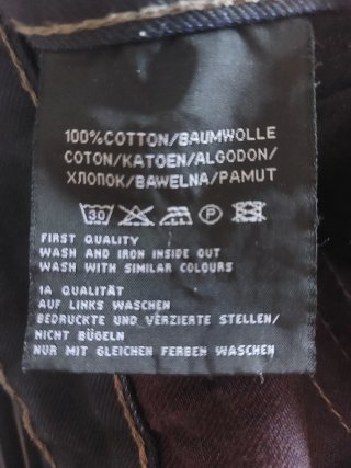 Pantalónes vaqueros y fino.