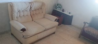 Sofá de 2 plazas tela beige y madera