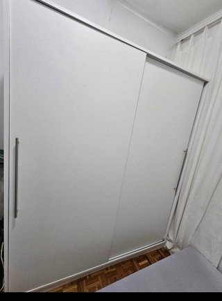 Armarios blancos de madera nuevos