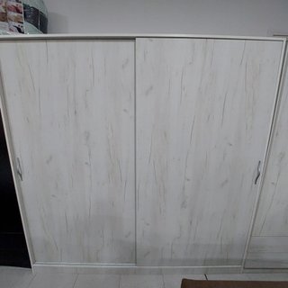 Armarios blancos de madera nuevos
