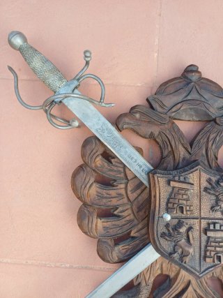 Escudo y espadas decorativas de madera