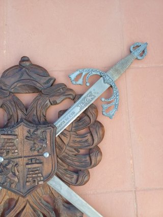 Escudo y espadas decorativas de madera