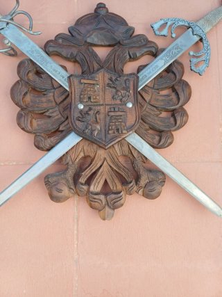 Escudo y espadas decorativas de madera