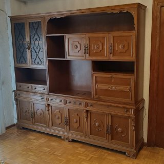 Mueble de salón de madera maciza con vitrina