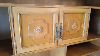 Mueble de salón de madera maciza con vitrina