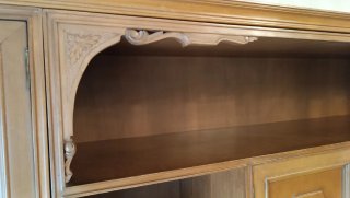 Mueble de salón de madera maciza con vitrina
