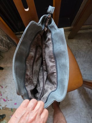 Bolso gris con costuras