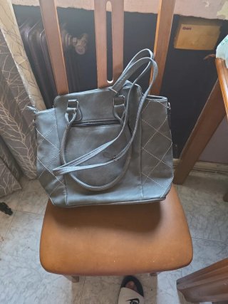 Bolso gris con costuras