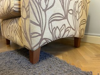 Butaca tapizada floral beige