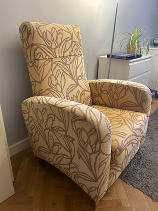 Butaca tapizada floral beige