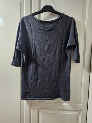 Camiseta gris con águila de pedrería