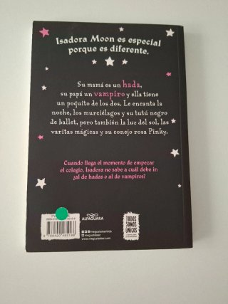 Isadora Moon va al colegio / Isadora Moon Goes ...