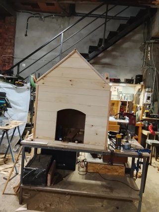 Caseta de perro de madera