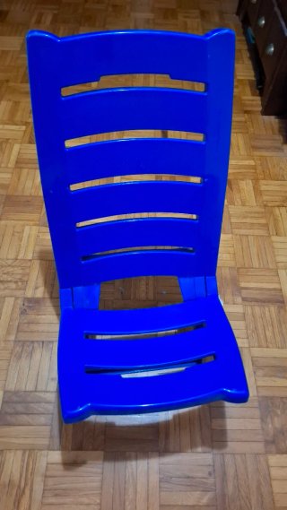 Silla de playa azul de plástico