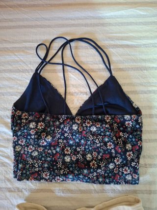 Top crop azul floral tirantes finos
