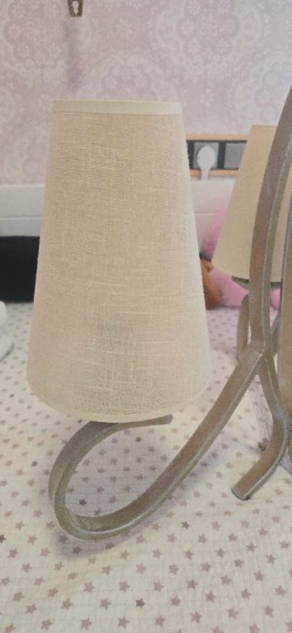 Lámpara de dormitorio beige y dorada