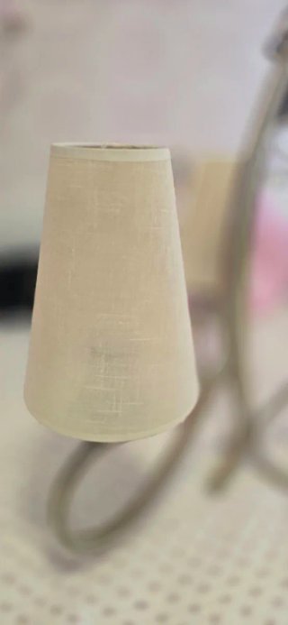Lámpara de dormitorio beige y dorada