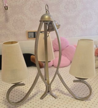 Lámpara de dormitorio beige y dorada