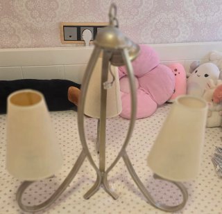 Lámpara de dormitorio beige y dorada