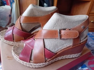 Sandalias cuña Pikolinos marrón y rojo