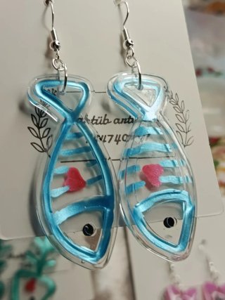 Pendientes de pez transparentes con detalles