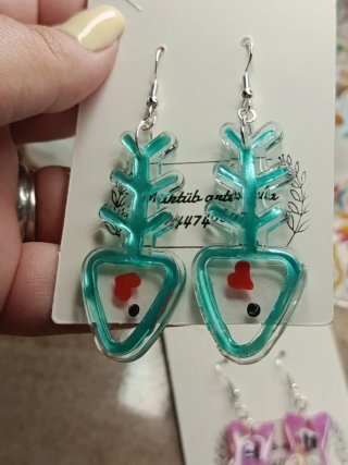Pendientes de pez transparentes con detalles
