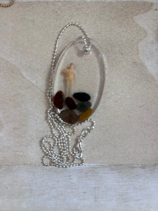 Collar ovalado con figura y piedras