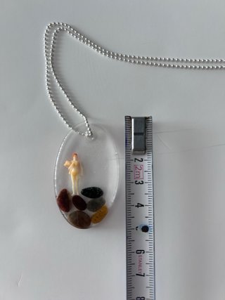Collar ovalado con figura y piedras