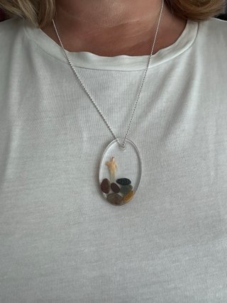 Collar ovalado con figura y piedras