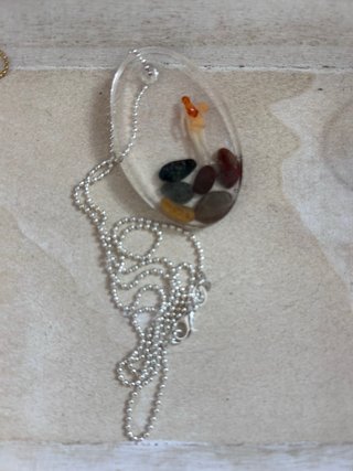 Collar ovalado con figura y piedras