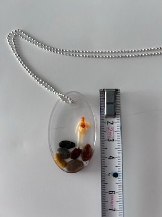 Collar ovalado con figura y piedras