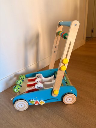 Andador de madera para bebé