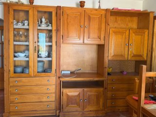 Mueble de madera con vitrina y cajones