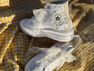 Zapatillas personalizadas con perlas y lazos