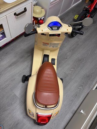 Moto Eléctrica  infantil Vespa Beige