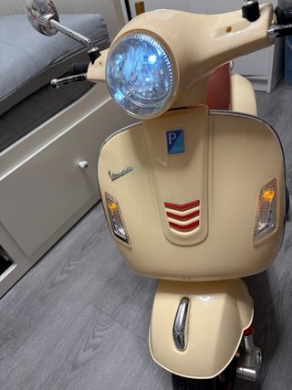 Moto Eléctrica  infantil Vespa Beige