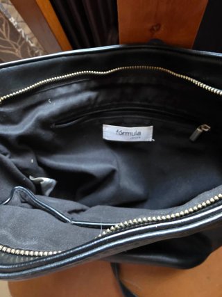 Bolso negro con flecos