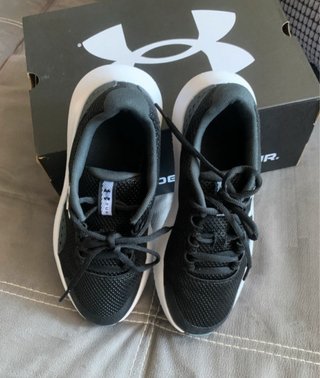 Zapatillas Under Armour Negras y Blancas
