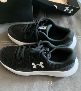 Zapatillas Under Armour Negras y Blancas