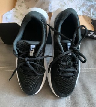 Zapatillas Under Armour Negras y Blancas