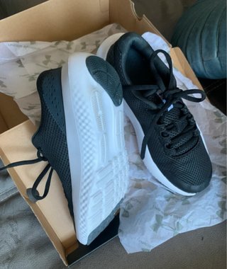 Zapatillas Under Armour Negras y Blancas