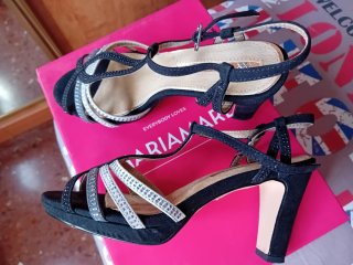 Zapatos de fiesta negros y plateados