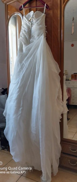 Abito da sposa bianco con perline