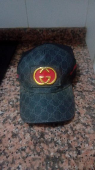Berretto Gucci Nero con Logo Dorato